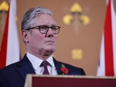 El gabinete en guerra después de que Starmer, presa del pánico, lanza la campaña ‘Stop Streeting’ con aliados que prometen luchar por el liderazgo, pero el Secretario de Salud acusa al Número 10 de ‘autodestruirse’ quince días antes del presupuesto crucial