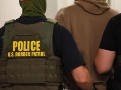 Periodista británica regresa al Reino Unido tras ser arrestada por ICE