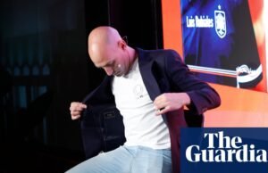 A Luis Rubiales le tiran huevos en la presentación de un libro en Madrid | Fútbol