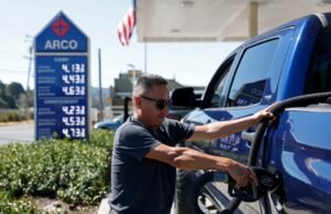 La cruzada de Newsom por el precio del gas se convierte en un intento de mantener abiertas las refinerías