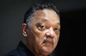 El reverendo Jesse Jackson recibe soporte vital después de ser hospitalizado