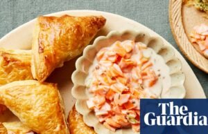 Receta rápida y fácil de Rukmini Iyer para hojaldres de paneer picantes con raita de zanahoria en escabeche rápida | Alimento