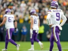 Justin Jefferson y Aaron Jones de los Vikings apoyan a JJ McCarthy