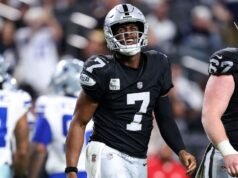 Geno Smith de los Raiders se disculpa por gesto obsceno hacia los fanáticos