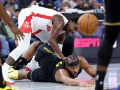 Steph Curry fuera con aparente lesión mientras los Warriors caen ante los Rockets