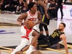 Curry de los Warriors cojea con un cuádriceps magullado y se someterá a una resonancia magnética