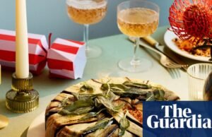 Receta de Meera Sodha para timbal navideño de berenjena y arroz | comida y bebida navideña