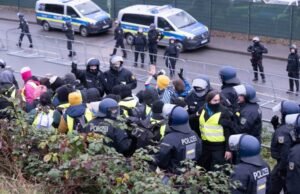 La policía alemana “despejó el camino a los fascistas con porras”, dicen los manifestantes