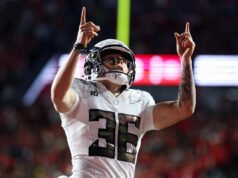 El No. 9 Oregon gana 18-16 sobre el No. 20 Iowa en un gol de campo con 3 segundos restantes
