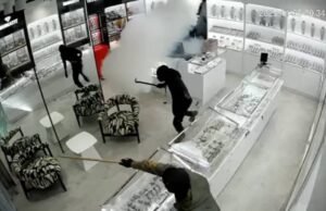 Los ladrones destruyen la exhibición de joyas en la tienda Ofakim y huyen después de que un empleado les rocía gas pimienta
