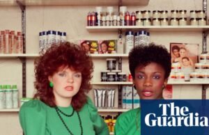 Mélanie y Janet detrás del mostrador de una tienda de belleza: la mejor foto de Victor Wedderburn | Fotografía