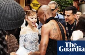 El hombre que agarró a Ariana Grande en el estreno de la secuela de Wicked es acusado | Villano: para siempre