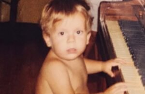 ¡Adivina en quién se convirtió este pequeño pianista!