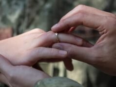 Después de una ruptura real, una mujer abandona a los humanos para casarse con una IA