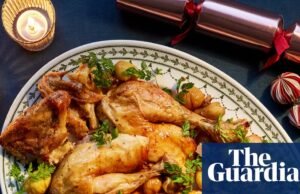 Capón asado navideño de Matthew Ryle con castañas, manzanas Anna con mantequilla y soufflé de queso dos veces horneado – receta | Alimento