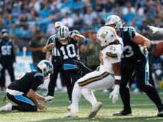 Los Saints bloquean el FG de los Panthers, pero los Panthers recuperan la posesión y otra serie de caídas en una extraña secuencia de rebote del balón.