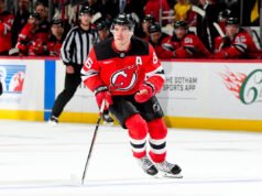 Los Devils descartan a Jack Hughes con una lesión en la mano no relacionada con el hockey, aparentemente causada por un ‘extraño accidente’ en la cena del equipo