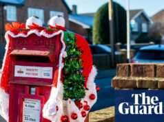 La Navidad pasada nos diste primera clase: Royal Mail transforma a Scrooge regalándole a su personal sellos de segunda clase | correo real