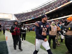 Caleb Williams cobra vida para llevar a los Bears a otra victoria en el último cuarto después de que Jaxson Dart se fuera con una conmoción cerebral.