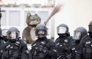 Policías y manifestantes heridos durante las protestas contra un nuevo grupo juvenil de extrema derecha