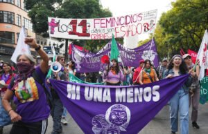 Mujeres marchan en Ciudad de México para protestar contra la violencia de género