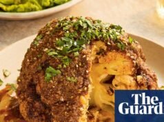 Brochetas pegajosas de coliflor y champiñones cocidas triplemente: centros de mesa vegetarianos a la parrilla de Marc Summers – Recetas | Alimento