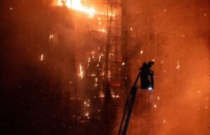 Al menos 36 muertos en un gran incendio en edificios residenciales en Hong Kong