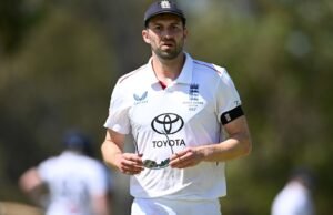 Las Cenizas 2025 | Mark Wood se lesionó el tendón de la corva con Inglaterra en el partido de preparación
