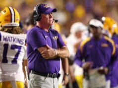 Brian Kelly presenta una demanda contra LSU, alegando que la escuela está tratando de despedirlo “por una causa” para evitar la compra de 54 millones de dólares.