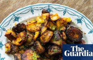 Cómo convertir los restos de Marmite en un glaseado brillante para patatas asadas – receta | Papas