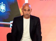 El exjefe del fútbol español Luis Rubiales atacado con huevos arrojados por su tío durante la noche del libro