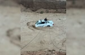 Decenas de personas rescatadas en todo el país cuando los torrentes derrumban una sección de la valla de seguridad
