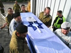 La familia del rehén asesinado Lior Rudaeff rinde homenaje en el funeral