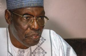 Líder de la oposición camerunesa huye a Gambia tras disputadas elecciones