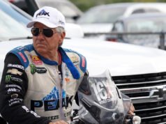 John Force, 16 veces campeón de autos divertidos de la NHRA, anuncia su retiro un año después de sufrir un traumatismo craneoencefálico en un feroz accidente