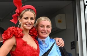 Michelle Payne reacciona a la victoria de Jamie Melham y Half Yours en la Copa de Melbourne