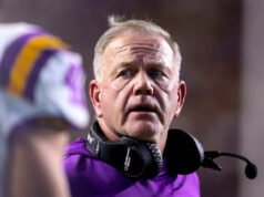 LSU despide oficialmente al ex entrenador Brian Kelly y acepta pagarle la rescisión total después de una batalla legal