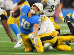 El entrenador de los Chargers, Jim Harbaugh, está enojado después de la secuencia física contra los Steelers, que incluyó un bodyslam del WR y golpes a Justin Herbert que torcieron los tobillos del QB.