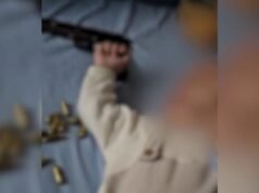 Padre es visto apuntando con un arma a la cabeza de un bebé acusado en el caso de armas de Arrabe