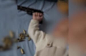 Padre es visto apuntando con un arma a la cabeza de un bebé acusado en el caso de armas de Arrabe