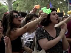 Los turistas tienen miedo de visitar algunas partes de España porque temen que los fanáticos antiturísticos les “disparen con una pistola de agua”, reveló el jefe de una agencia de viajes.