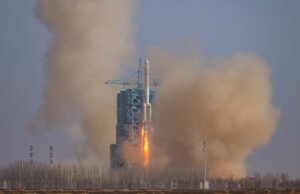 China lanza misión de emergencia a su estación espacial