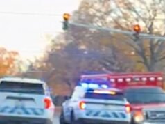 Ambulancia robada choca contra coches de policía en el caos de Chicago, vídeo