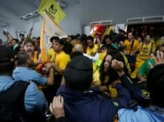 Manifestantes indígenas chocan con la seguridad en la cumbre COP30 en Brasil