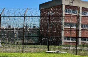 El desorden carcelario de Nueva York debería impulsar a los federales a poner fin a la farsa de los “rikers cercanos”