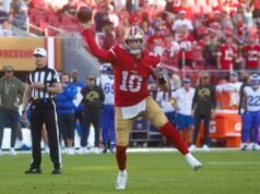 Kyle Shanahan y Mac Jones de los 49ers hablan después de la derrota ante los Rams