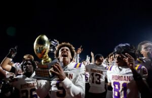 El arzobispo Riordan derrota a Serra en el campeonato WCAL en el torneo CCS de San Mateo