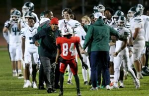 Choque entre St. Ignace y la Catedral del Sagrado Corazón en el mediocampo después del partido Bruce-Mahoney – The Mercury News