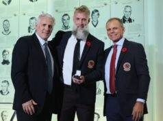 Joe Thornton de San Jose Sharks pronuncia un emotivo discurso en el Salón de la Fama del Hockey