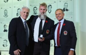 Joe Thornton de San Jose Sharks pronuncia un emotivo discurso en el Salón de la Fama del Hockey
